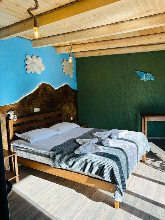 Postel nebo postele na pokoji v ubytování Tsotne's kingdom