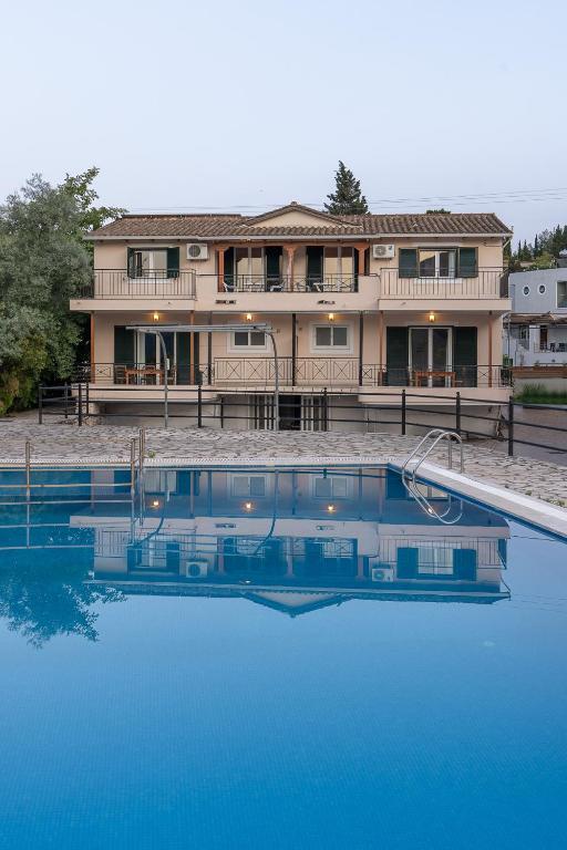 Bazén v ubytování Ionian Memories nebo v jeho okolí