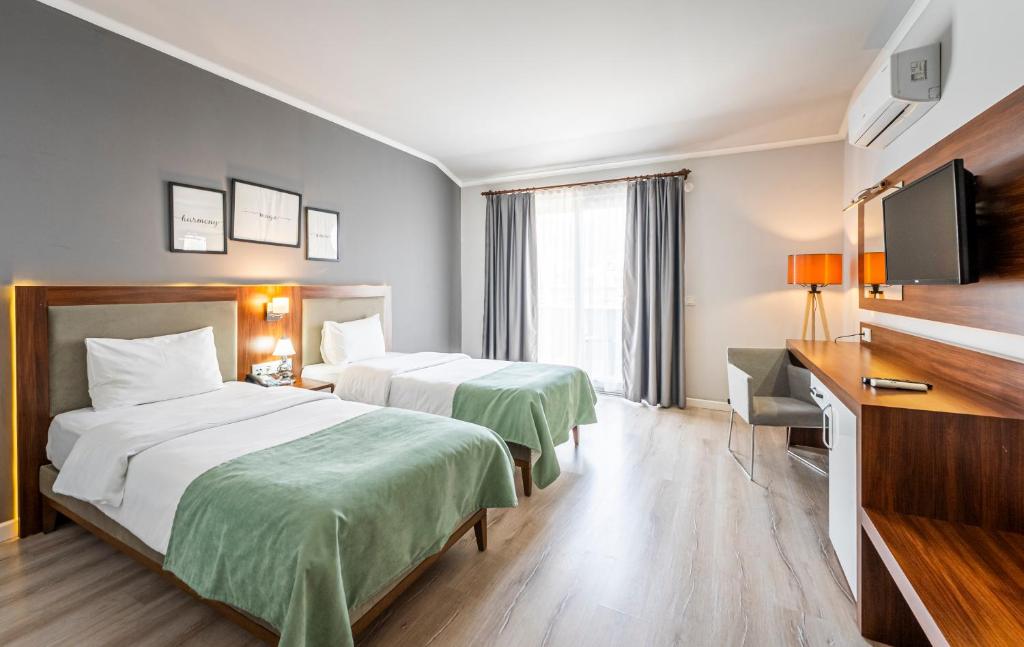 Postel nebo postele na pokoji v ubytování HMA Hotel & Suites