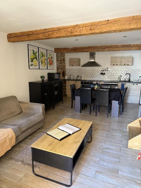 un salon avec un canapé et une table dans l'établissement Maison Soleil - Elne, à Elne