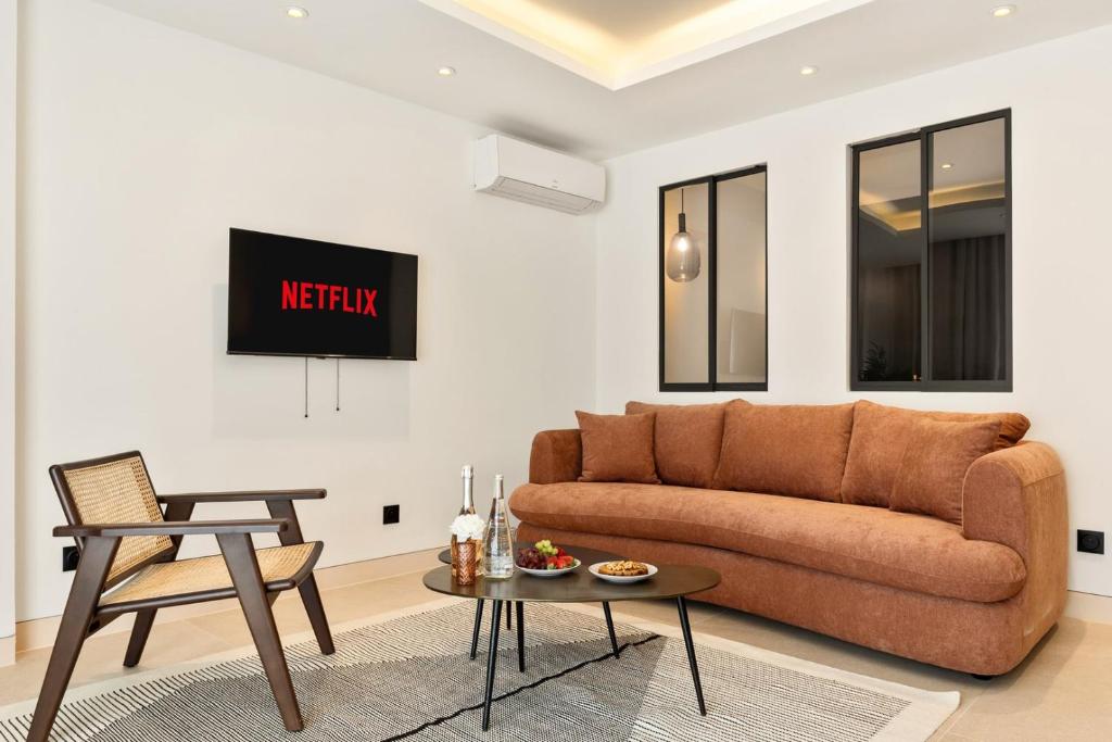 un salon avec un canapé et une table dans l'établissement Suite L Ecrin Élégance confort au cœur de Cannes, à Cannes