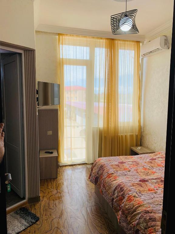 Postel nebo postele na pokoji v ubytování Guest House Kakha