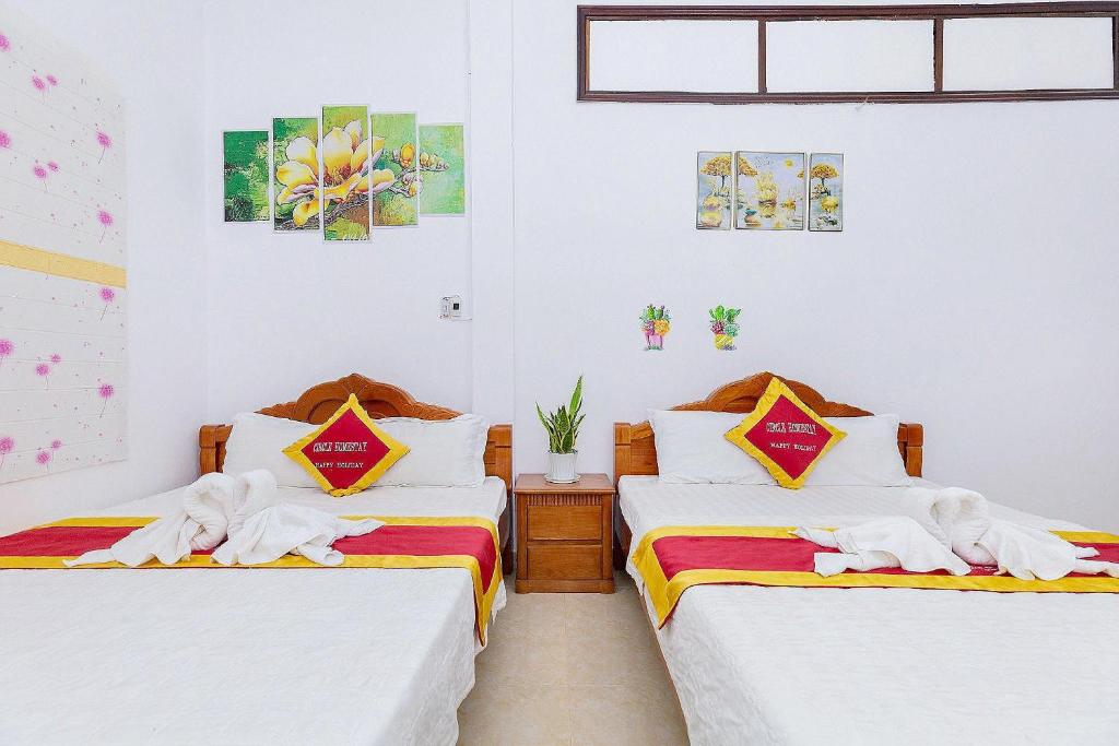 Postel nebo postele na pokoji v ubytování Biệt Thự HỒ BƠI BIDA KARAOKE BÃI SAU