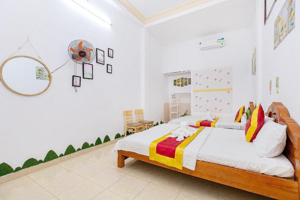 Postel nebo postele na pokoji v ubytování Biệt Thự HỒ BƠI BIDA KARAOKE BÃI SAU