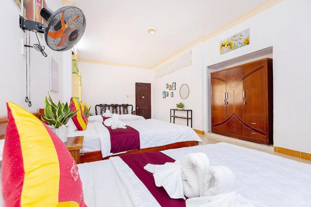Postel nebo postele na pokoji v ubytování Biệt Thự HỒ BƠI BIDA KARAOKE BÃI SAU