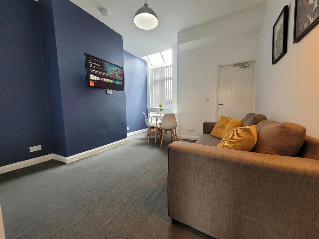 Posezení v ubytování Basford House- Cosy 3 Bed, 2 bathroom Home near Hanley, Newcastle Under Lyme and A500 by Catchpole stays