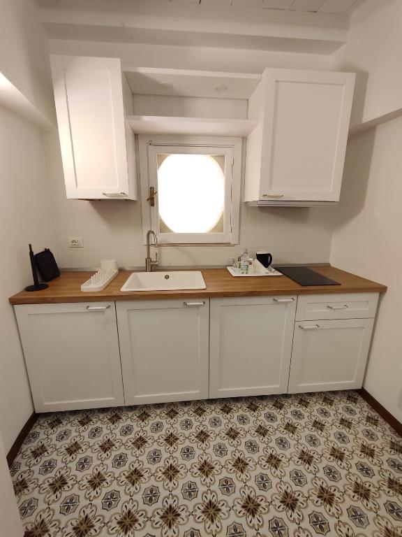 Kuchyň nebo kuchyňský kout v ubytování La Via della Giudecca