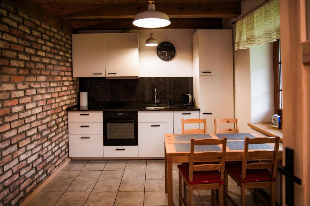 Kuchyňa alebo kuchynka v ubytovaní Domek całoroczny na Kaszubach Bliźniak