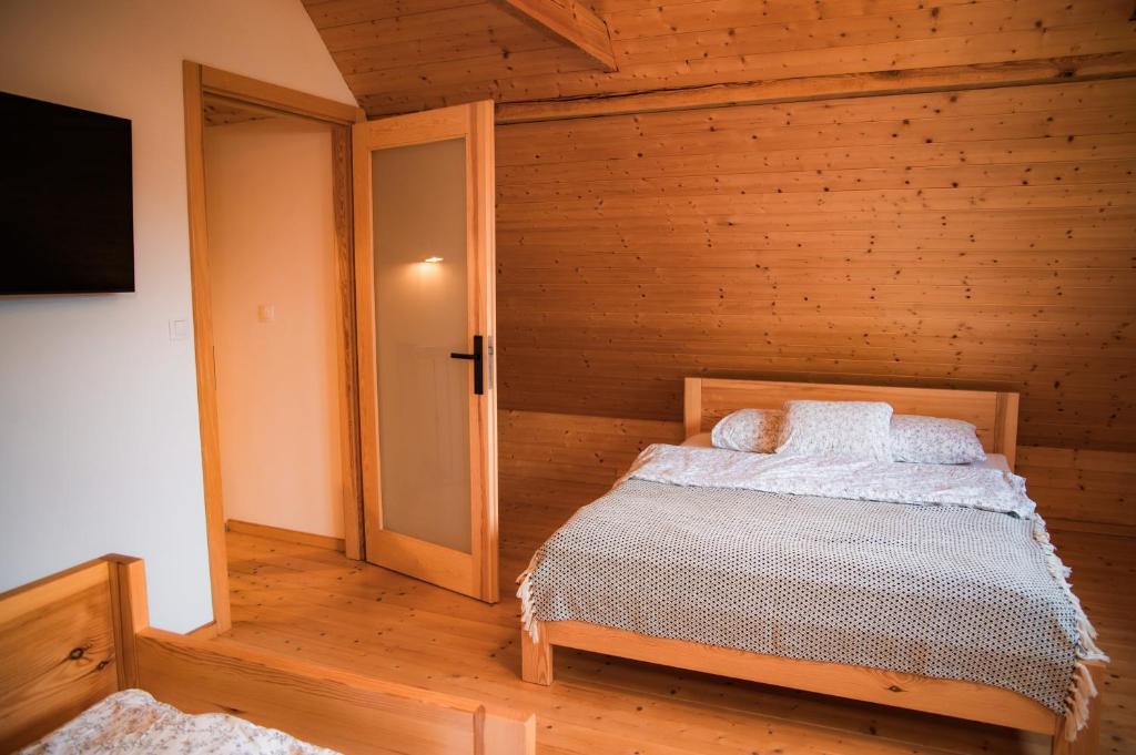 Posteľ alebo postele v izbe v ubytovaní Domek całoroczny na Kaszubach Bliźniak