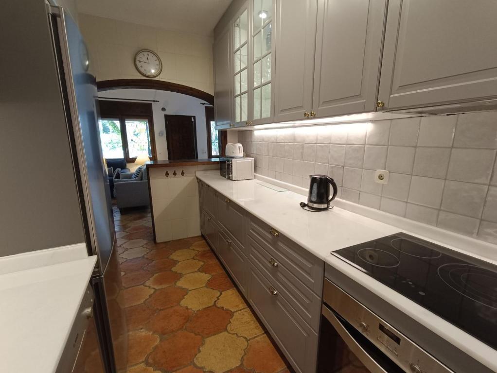 Kuchyňa alebo kuchynka v ubytovaní Villa Dos Calas - Bonita Villa de estilo rustico y piscina de agua salada