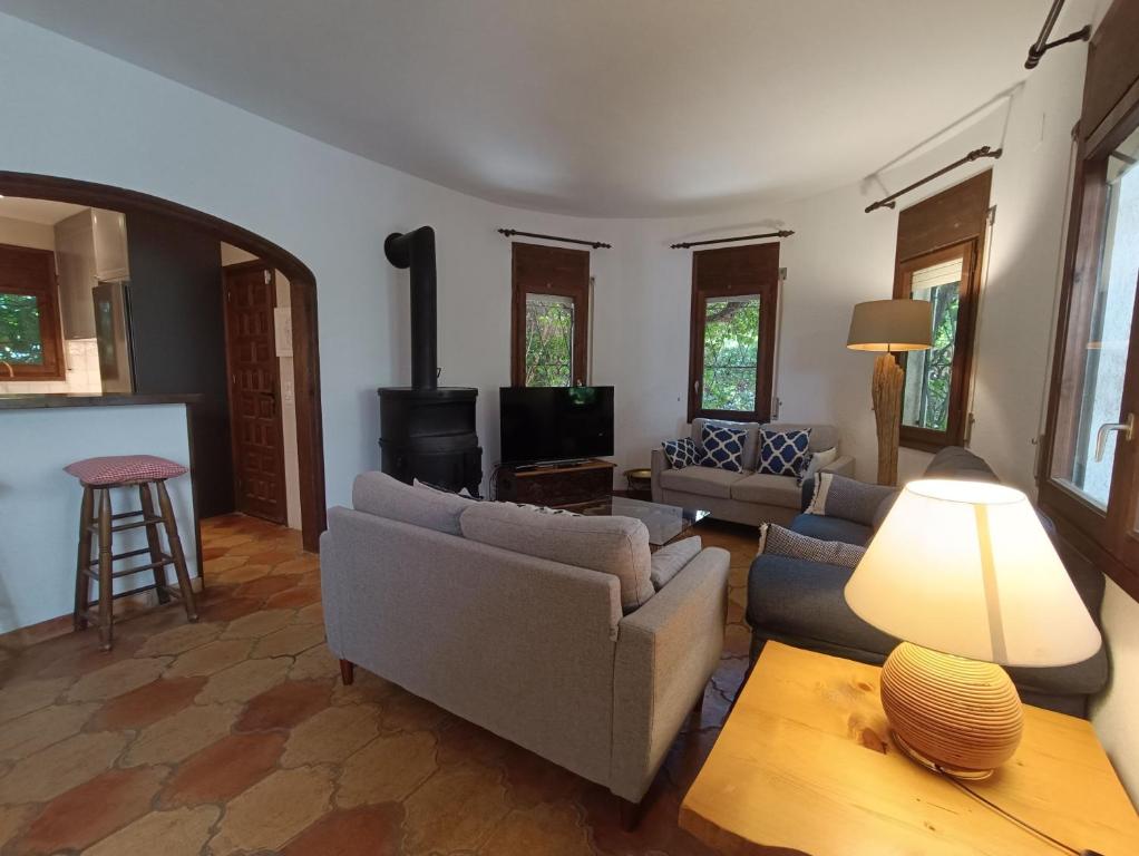 Televízia a/alebo spoločenská miestnosť v ubytovaní Villa Dos Calas - Bonita Villa de estilo rustico y piscina de agua salada