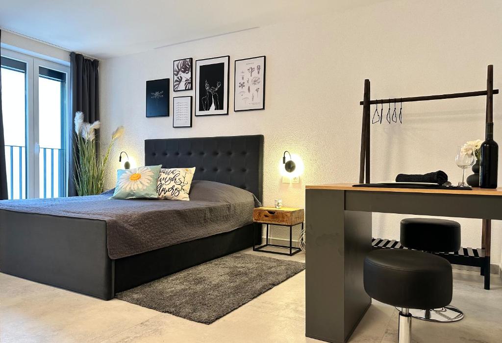 a bedroom with a bed and a desk with a chair at Stylish Unit in Komarna - Idyllic Retreat in Komarna