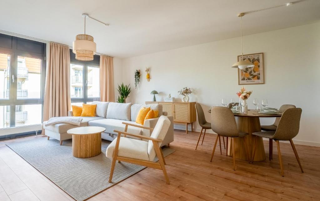 ein Wohnzimmer mit Sofa und Tisch in der Unterkunft Luma-Living Apartments in Dresden