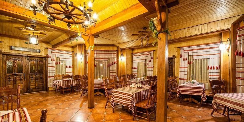 Restaurace v ubytování Готель Ольга