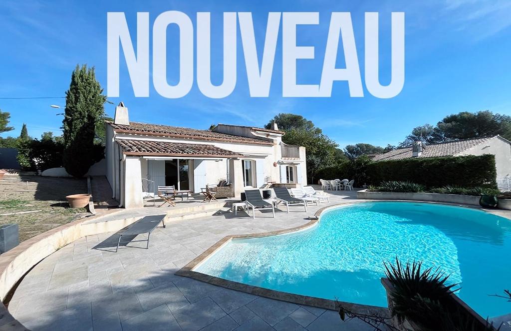 une couverture de magazine pour une maison avec piscine dans l'établissement Les jasmins piscine proche mer jardin, à Saint-Raphaël