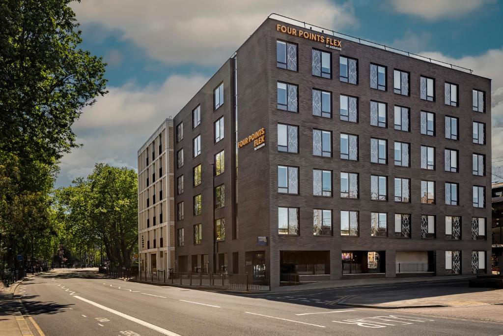 ロンドンにあるFour Points Flex by Sheraton London Shoreditch Eastの通り側の大きなレンガ造りの建物