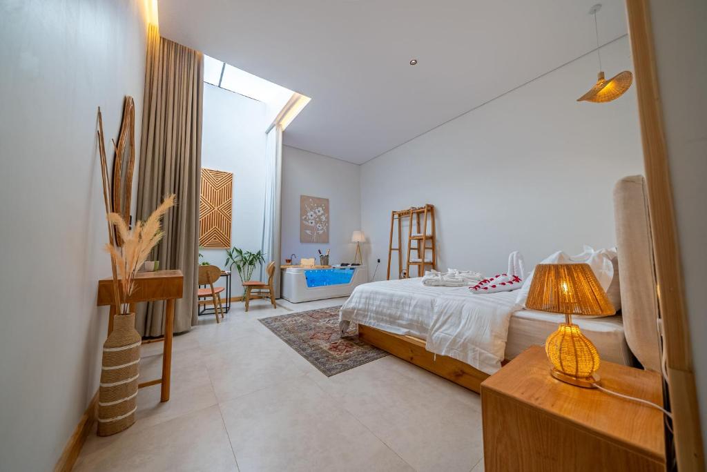 une chambre avec un lit et une table avec une lampe dans l'établissement شاليهات سكاي لاين - skyline chalets, à Dahaban