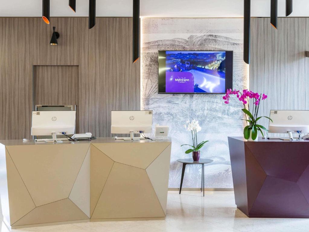 TV a/nebo společenská místnost v ubytování Mercure Roma Centro Colosseo