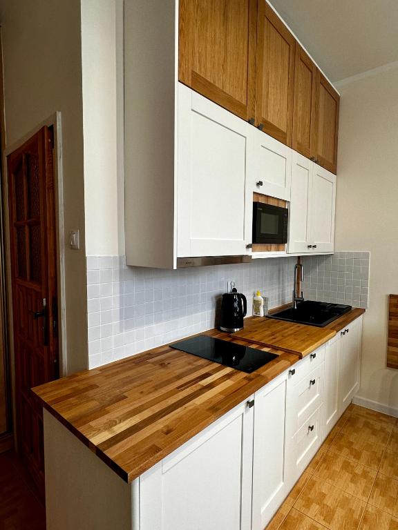 Kuchyňa alebo kuchynka v ubytovaní Like-a House Centrum