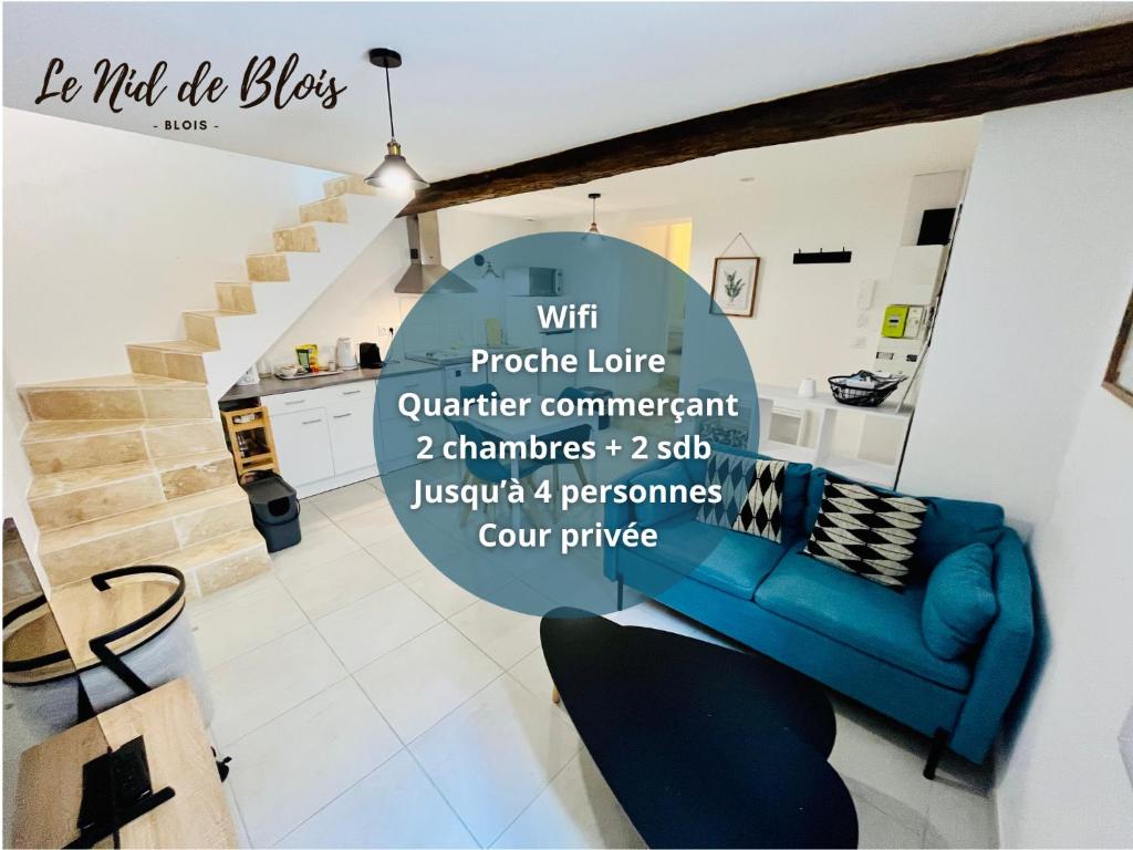 - un salon avec un canapé bleu et un escalier dans l'établissement 2 suites, cour privée, climatisation, Le nid de Blois Vienne, à Blois