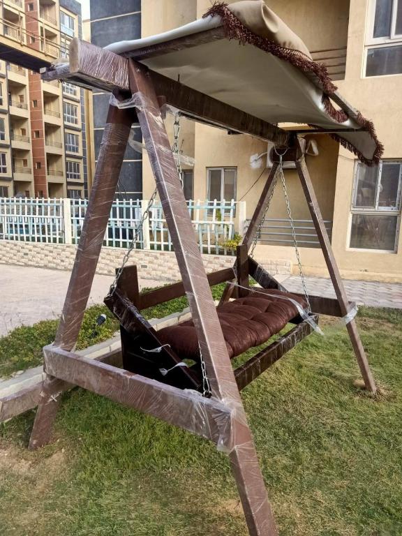 ein Pavillon mit braunen Betten im Gras in der Unterkunft مستقبل للشقق الفندقيه والالعاب المائيه in El-Alamein