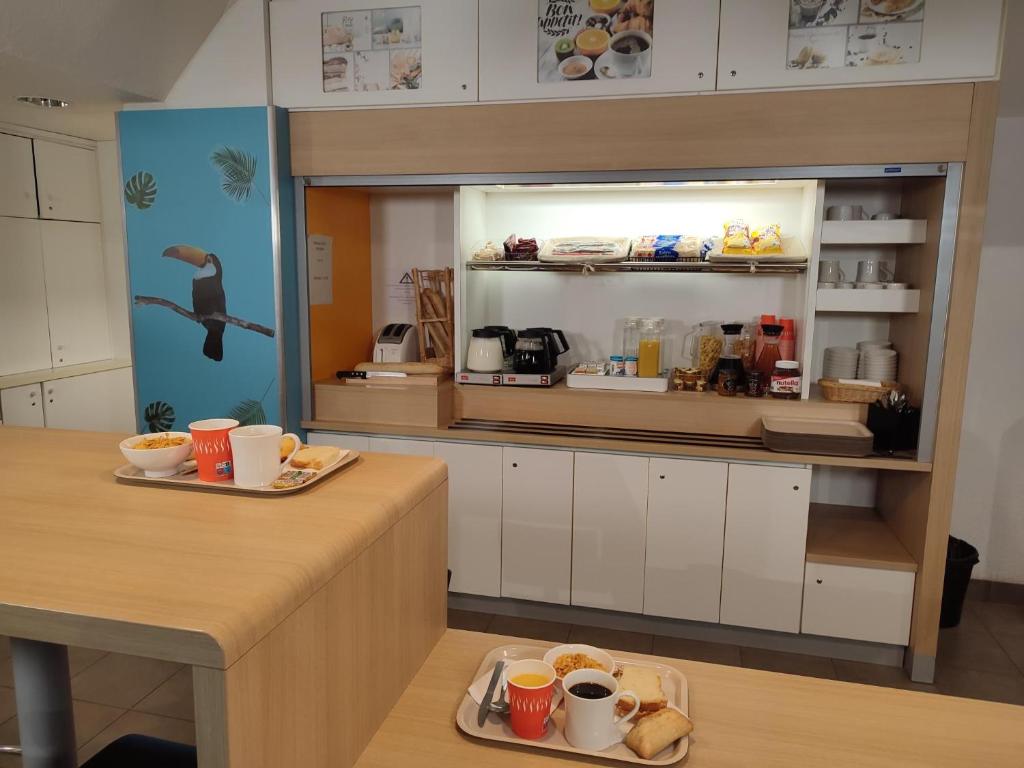 Kuchyň nebo kuchyňský kout v ubytování TIP HOTEL CAMBRAI ex HOTEL F1