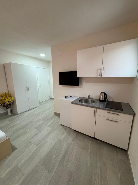 Kuchyň nebo kuchyňský kout v ubytování Apartmani Neum