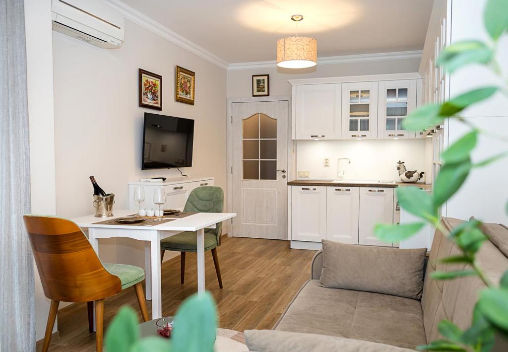Stylish 1BR Steps from Sea Garden I Central Varna
