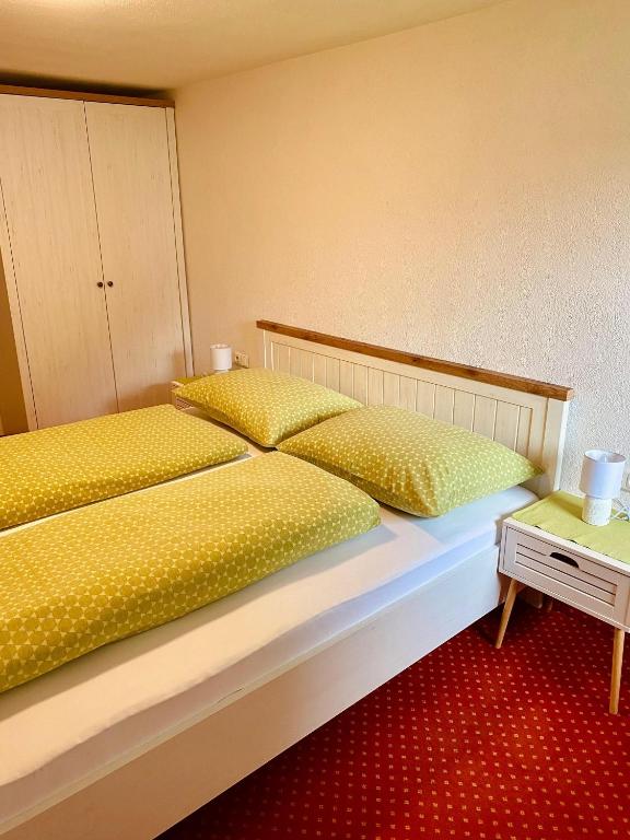 Postel nebo postele na pokoji v ubytování Gästehaus Hoamat'l