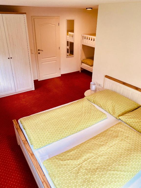 Postel nebo postele na pokoji v ubytování Gästehaus Hoamat'l