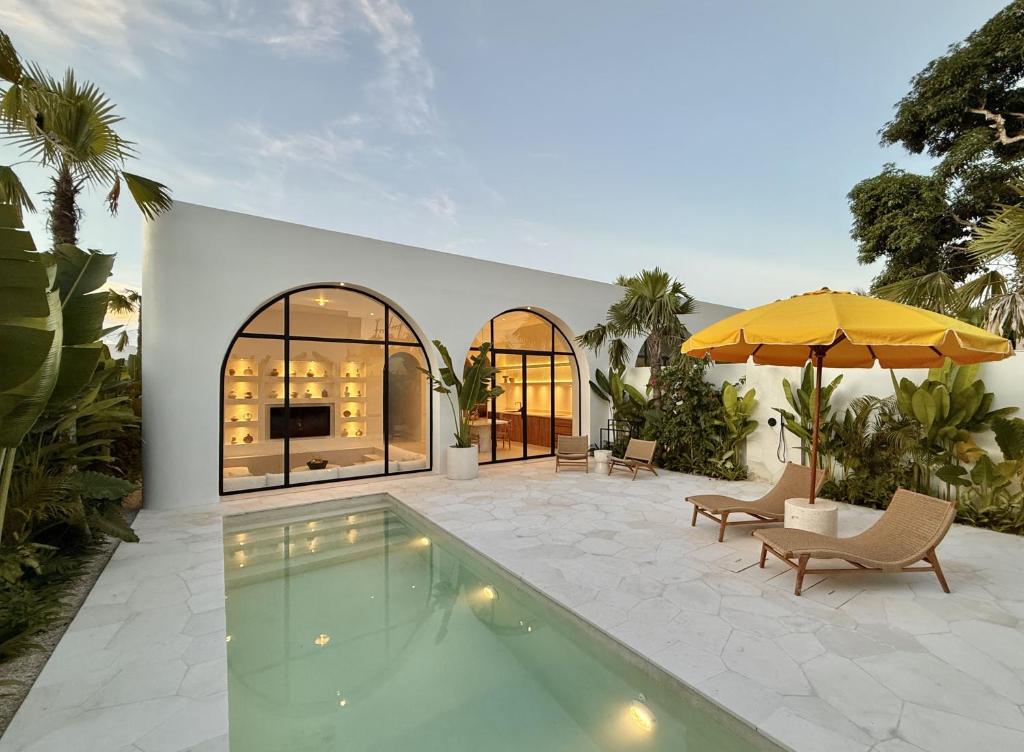 Bazén v ubytování Dolce villas in Bingin nebo v jeho okolí