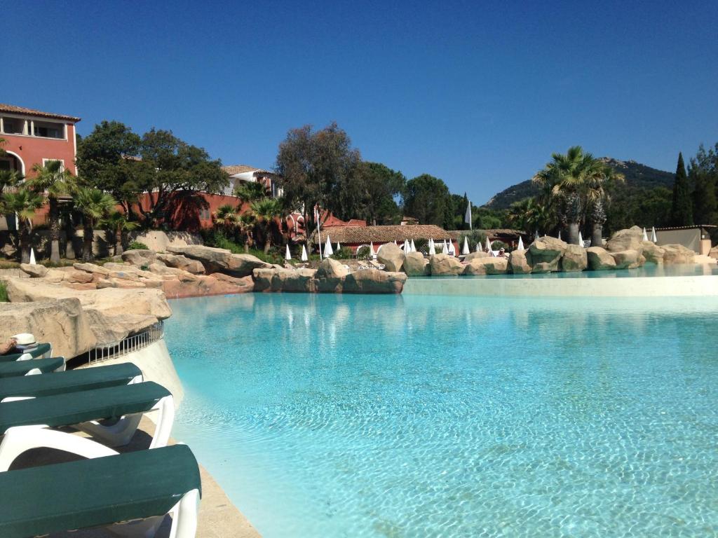 una gran piscina en un complejo en Appartement Les Restanques du Golfe de Saint-Tropez, en Grimaud