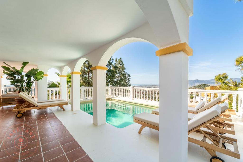 Villa Solazul in El Atabal, Malaga by TCM