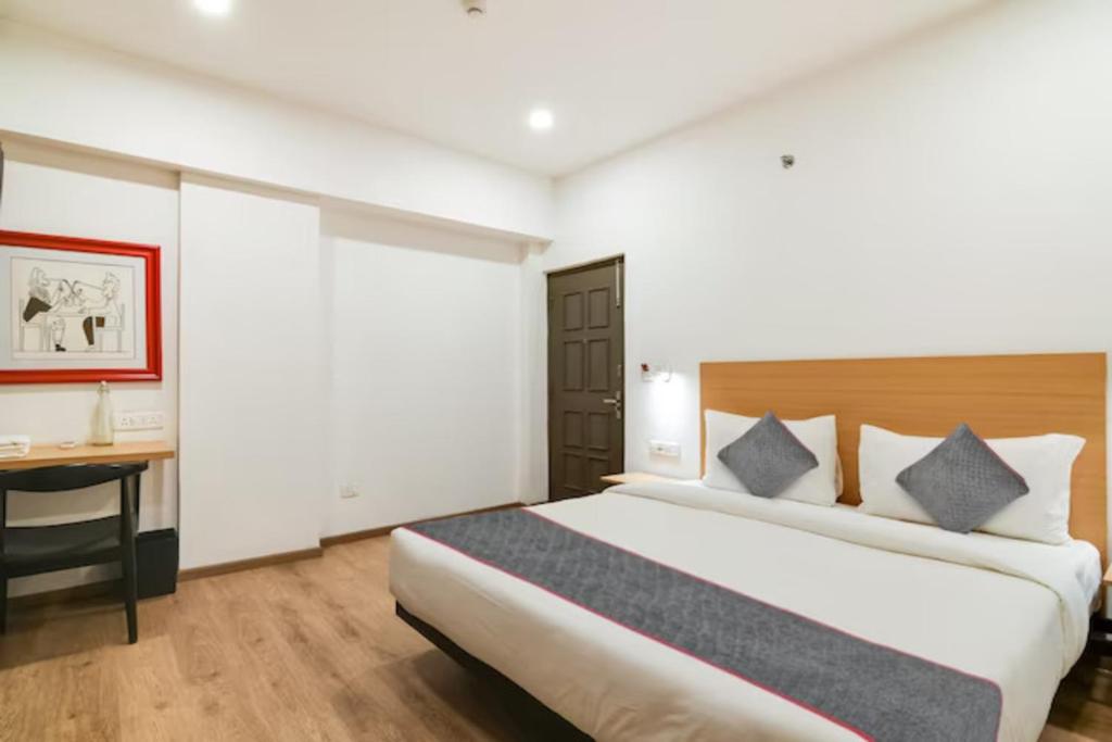 Postel nebo postele na pokoji v ubytování FabHotel Sayeeda International - 600m from Park Circus 7 Point