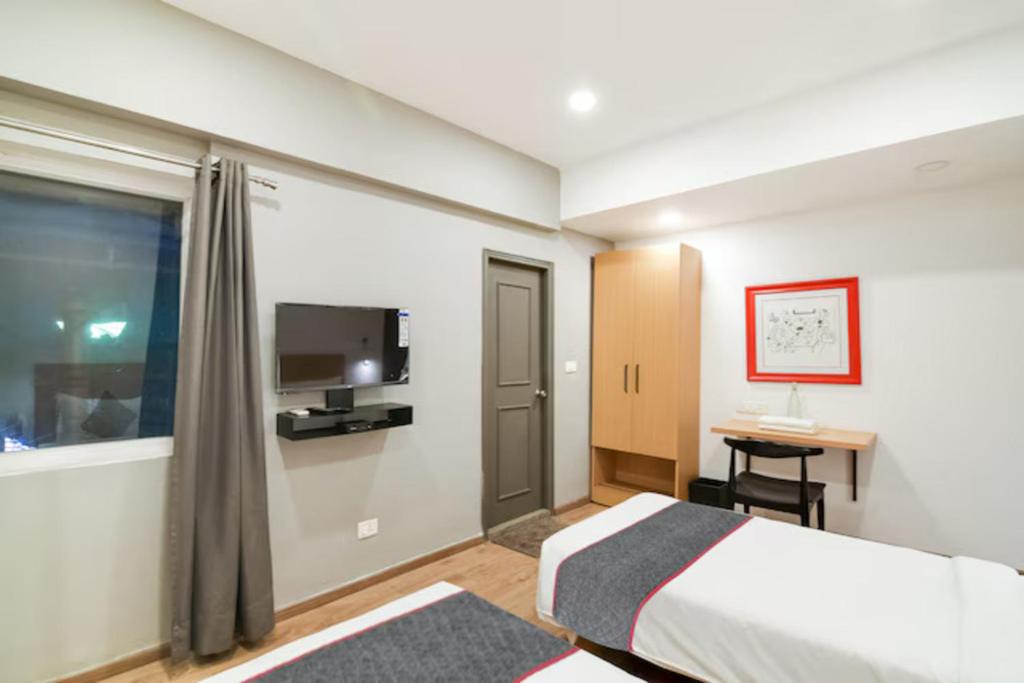 Postel nebo postele na pokoji v ubytování FabHotel Sayeeda International - 600m from Park Circus 7 Point