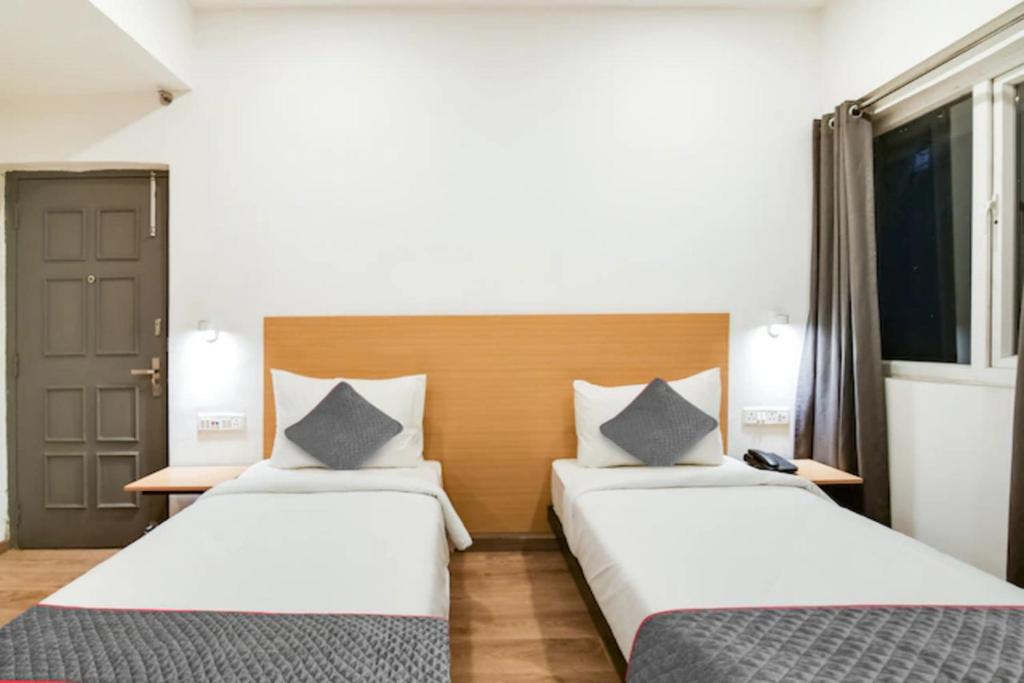 Postel nebo postele na pokoji v ubytování FabHotel Sayeeda International - 600m from Park Circus 7 Point