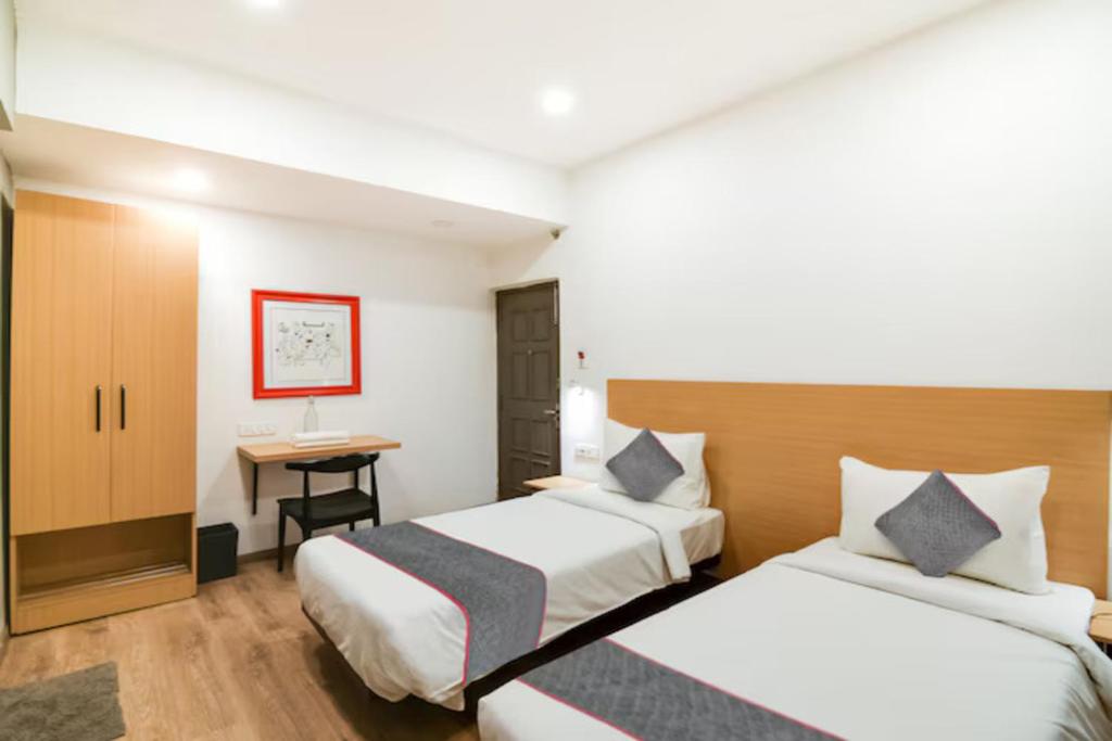 Postel nebo postele na pokoji v ubytování FabHotel Sayeeda International - 600m from Park Circus 7 Point