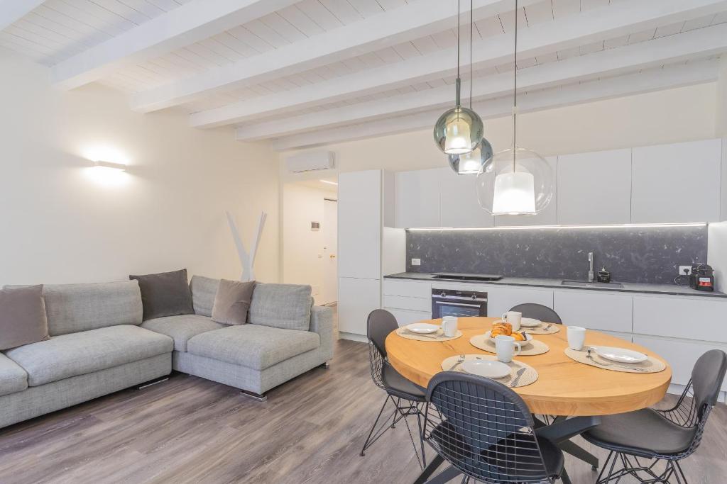 A seating area at Modern & Stylish Apartment in Como City by Rent All Como