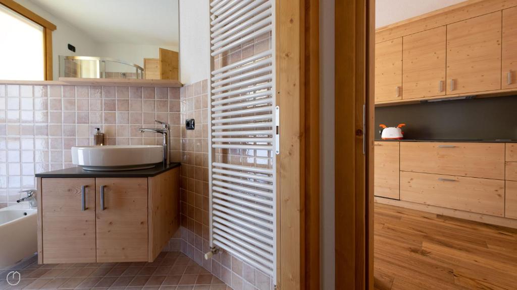 łazienka z umywalką i toaletą w obiekcie Italianway - Castellazzi 12 Aquila w mieście Bormio