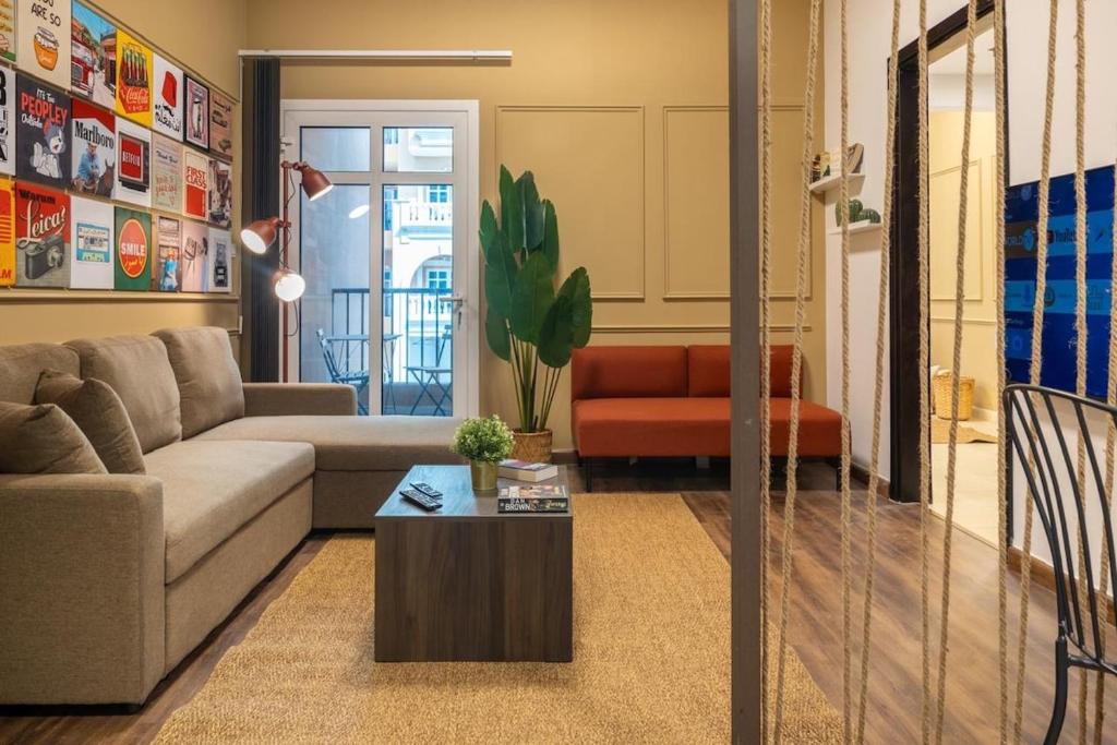 ドバイにあるRetro Houseのソファとコーヒーテーブルのあるリビングルーム