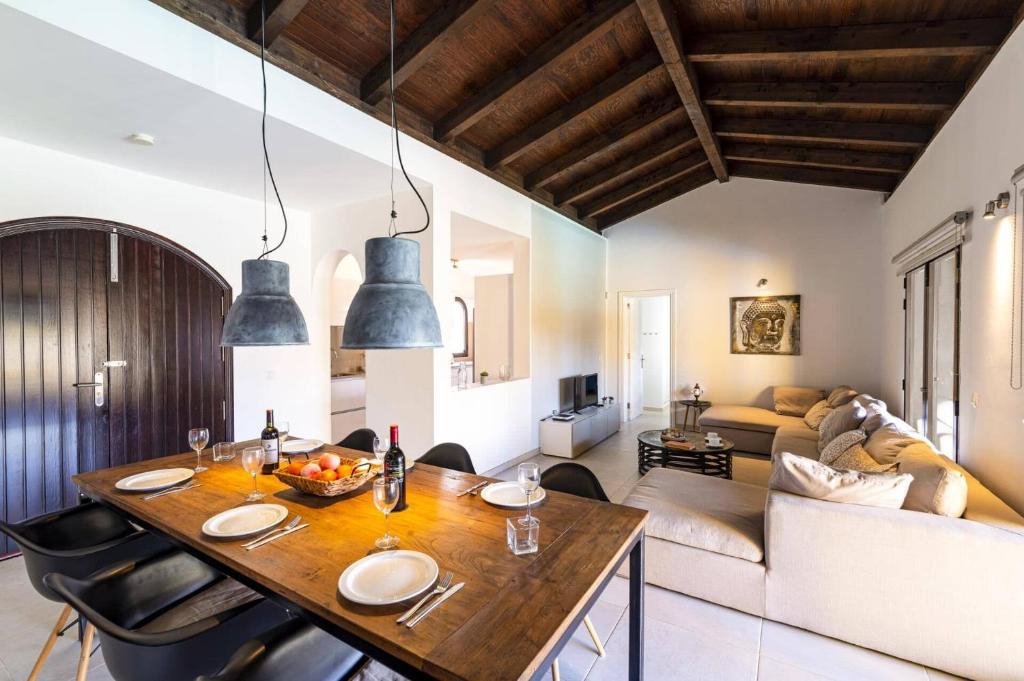 Posezení v ubytování Villa Papagayo Deluxe by Villa Plus
