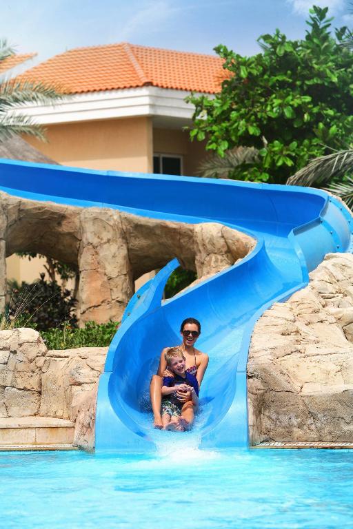 Bazén v ubytování Fujairah Rotana Resort & Spa - Al Aqah Beach nebo v jeho okolí