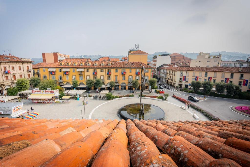 une vue d'une ville depuis le toit d'un immeuble dans l'établissement Piazza Michele Ferrero - sulla piazza centrale, à Alba