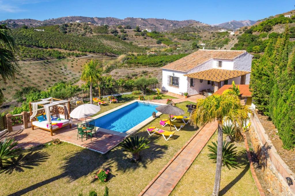 Bazén v ubytování Villa Paraiso by Villa Plus nebo v jeho okolí