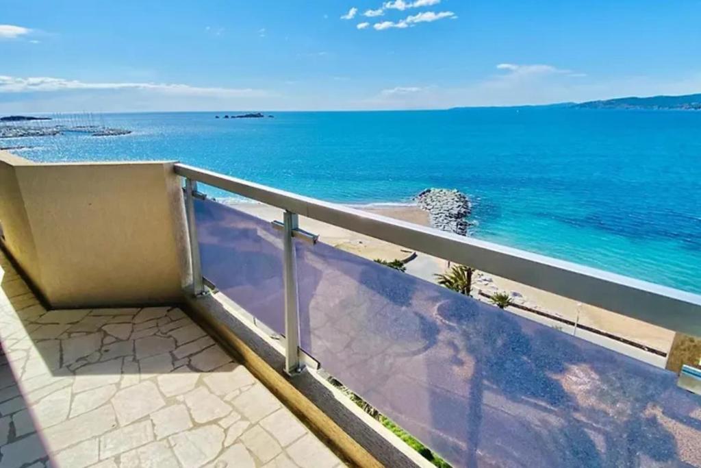 un balcon avec vue sur l'océan dans l'établissement Apartment 2p with balcony facing the sea, à Saint-Raphaël