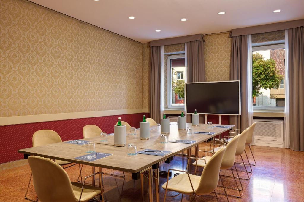TV a/nebo společenská místnost v ubytování Hotel Indigo Verona - Grand Hotel Des Arts by IHG