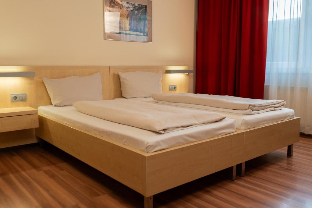 Postel nebo postele na pokoji v ubytování Autohof Hotel Salzbergen