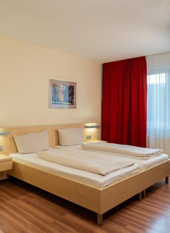 Postel nebo postele na pokoji v ubytování Autohof Hotel Salzbergen