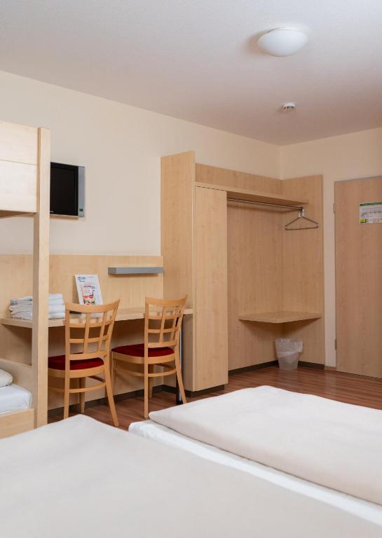 Postel nebo postele na pokoji v ubytování Autohof Hotel Salzbergen