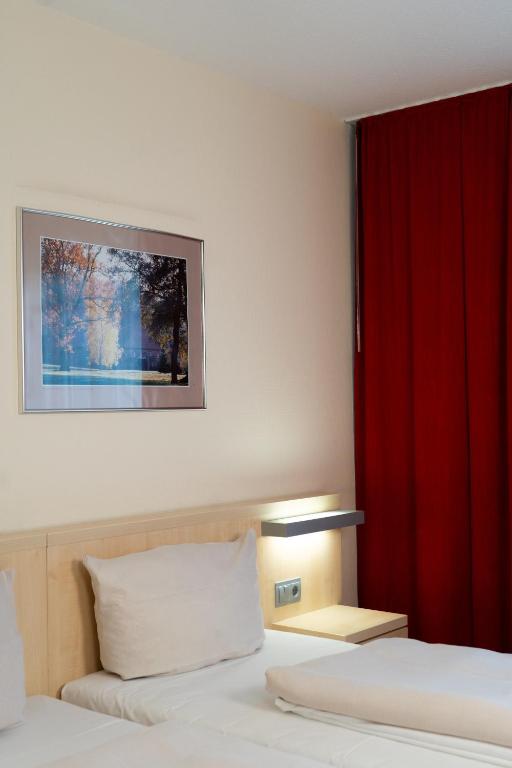 Postel nebo postele na pokoji v ubytování Autohof Hotel Salzbergen